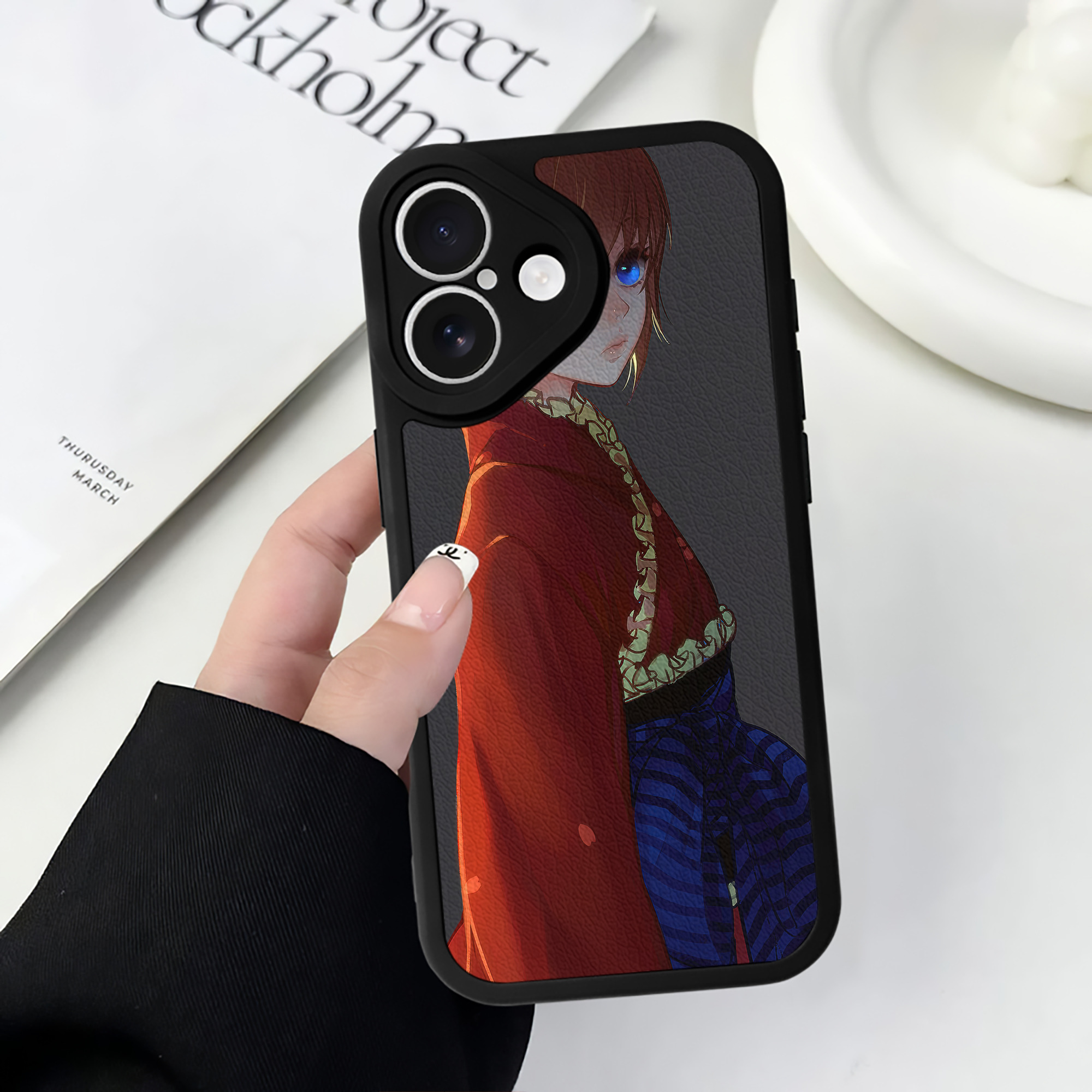 （画像用） ぎんたま 坂田銀時（さかたぎんとき） 神楽 志村新八（しむら しんぱち） GINTAMA Sakata Gintoki Kagura Shimura Shinpachi 【iPhone 16シリーズ対応】シリコンスマホケース（レザー調） 材質：シリコン